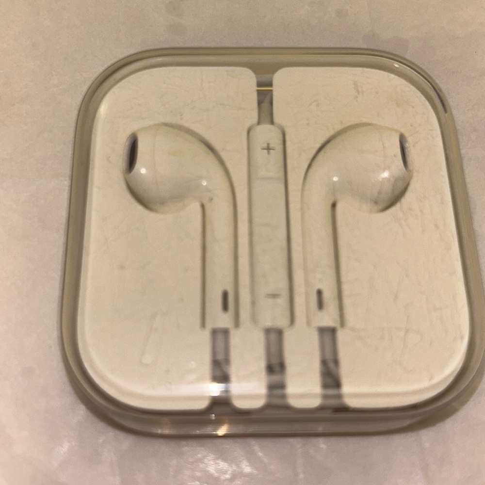 NIB Apple iPhone Earplugs